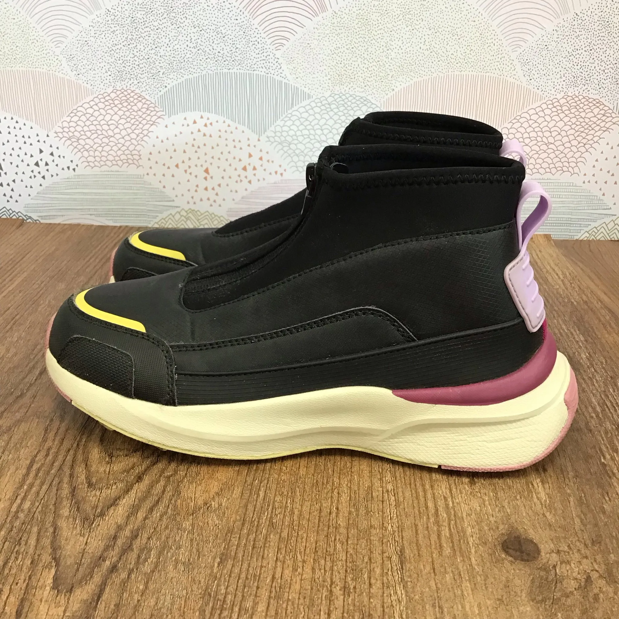 Zara Size 4 Youth Athletic Shoes